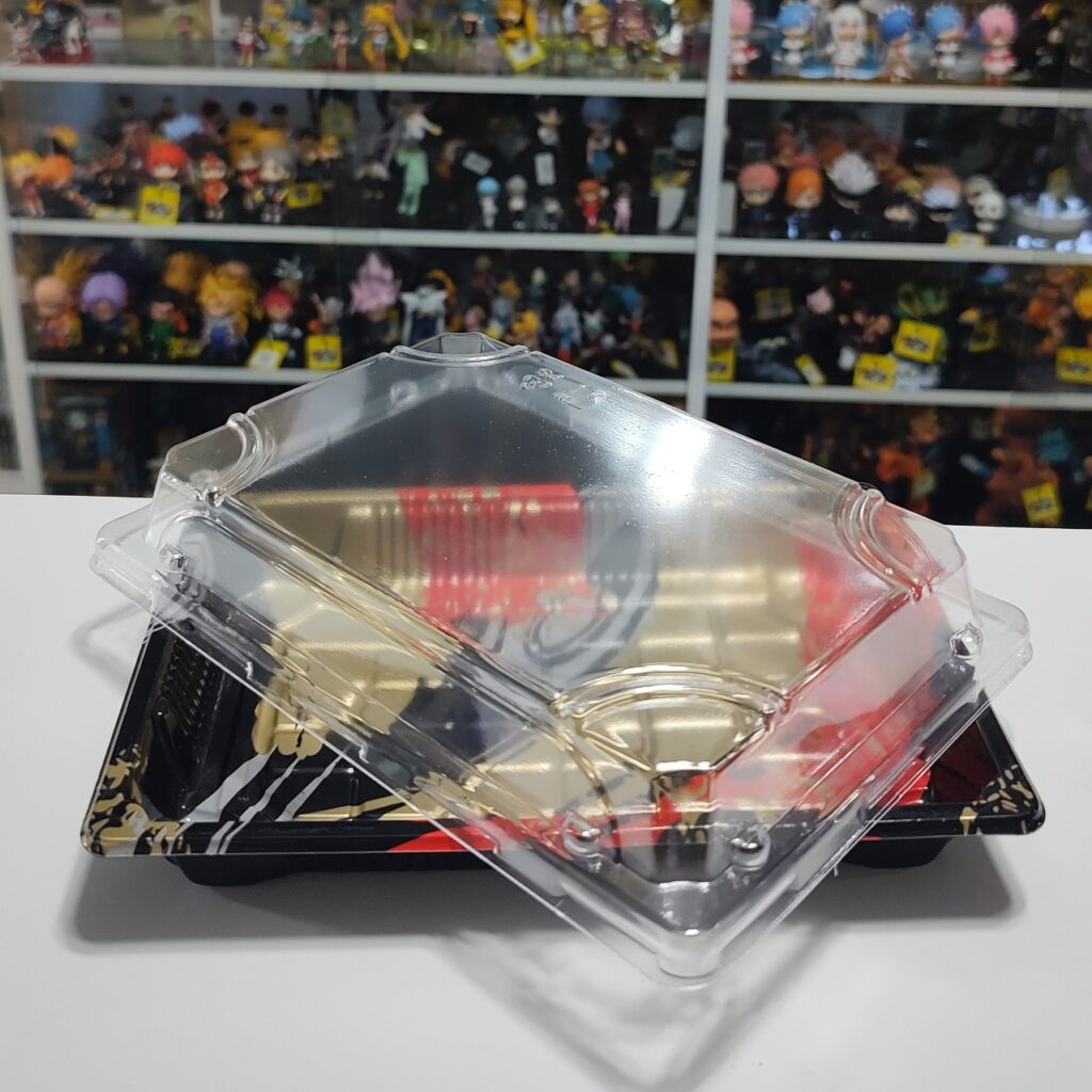 BANDEJAS DESCARTABLES PARA SUCHI INCLUYE TAPA TRANSPARENTE.